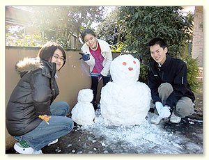 家族で雪だるまをつくりました