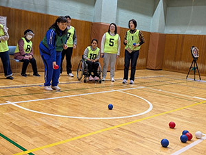 Byamba-san having fun playing boccia at the Universal Sports Festival.