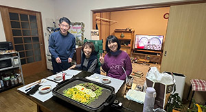 During her New Year homestay, Coco-san enjoying kawara soba, a local specialty of Yamaguchi Prefecture, with her host family.